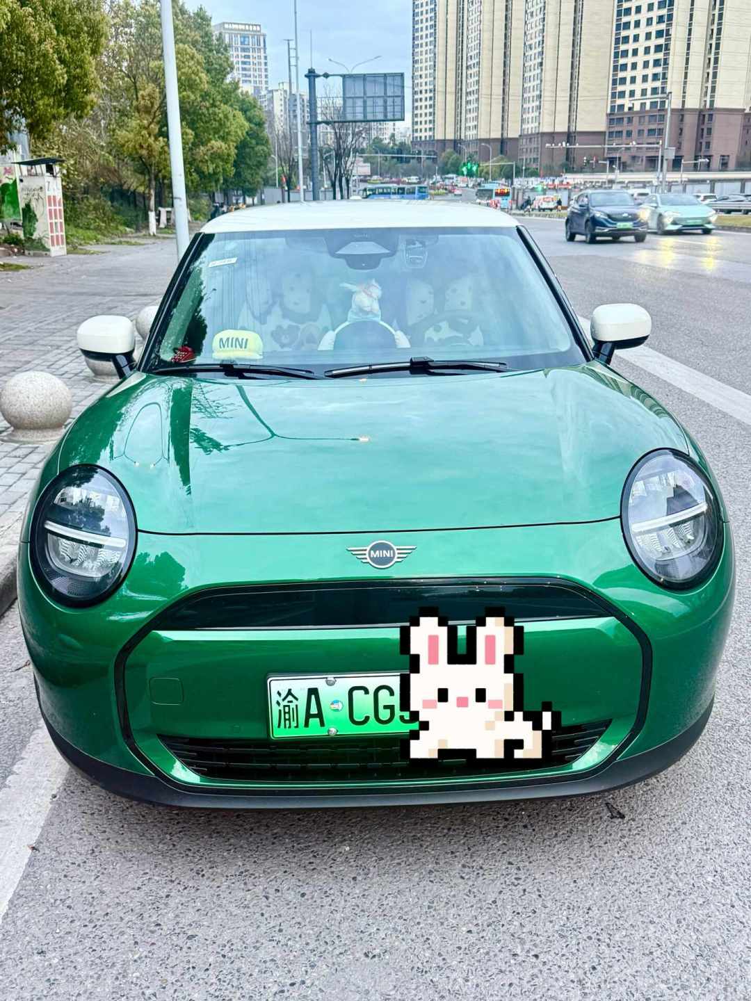 指导价20.98万的电动MINI,如今优惠5.6万:翻完评论区四派之争,说说这车适合谁