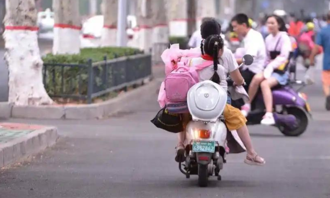 9月1日开学，电动车“一拖二”接娃可能算违法载人：北京能载到16岁、广东只认1米2，多娃家庭开学前先看这份对照表