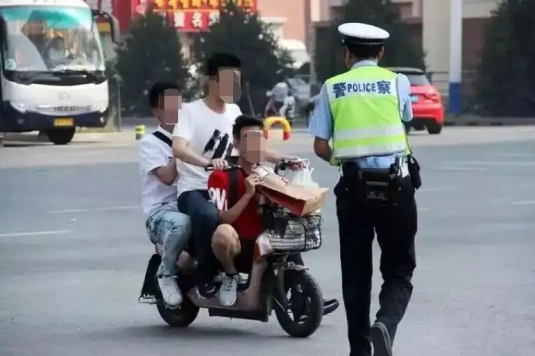 9月1日开学，电动车“一拖二”接娃可能算违法载人：北京能载到16岁、广东只认1米2，多娃家庭开学前先看这份对照表