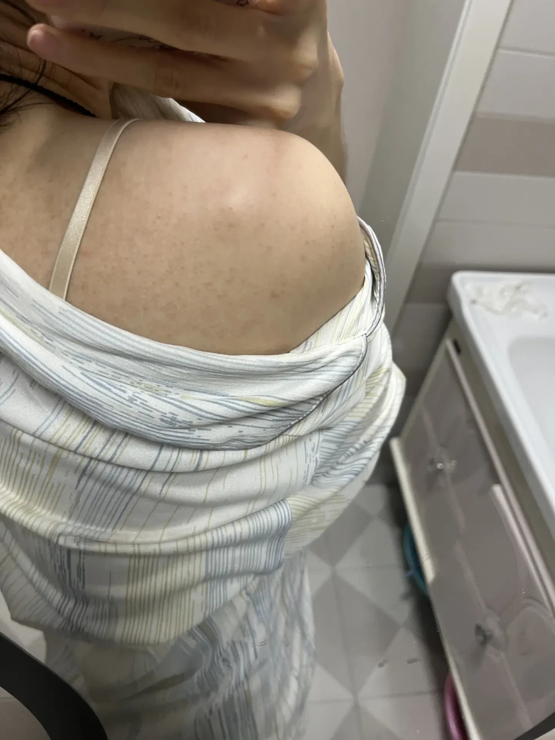 除螨沐浴露用了一年,后背痘还在?对完4平台88篇内容:高播放里近半是广告,痘只分2种,对症的大多百元内