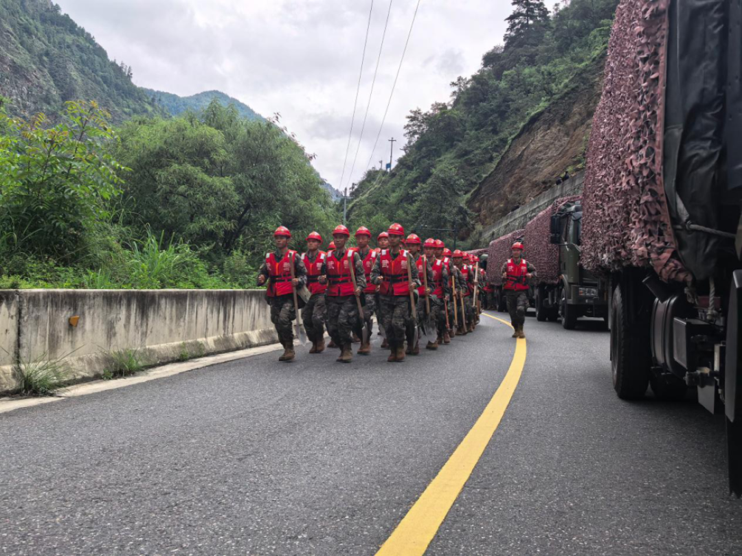 吉隆泥石流给318上的最大提醒:雨季里最危险的不是“开着”,是“停着”