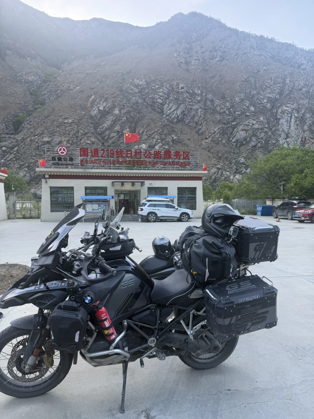 《流水的网红车，铁打的ADV》播放量冲到1.7万，评论区吵成四个阵营：翻完今夏全网摩旅实录，没有一派在撒谎，但每派都藏了半句话