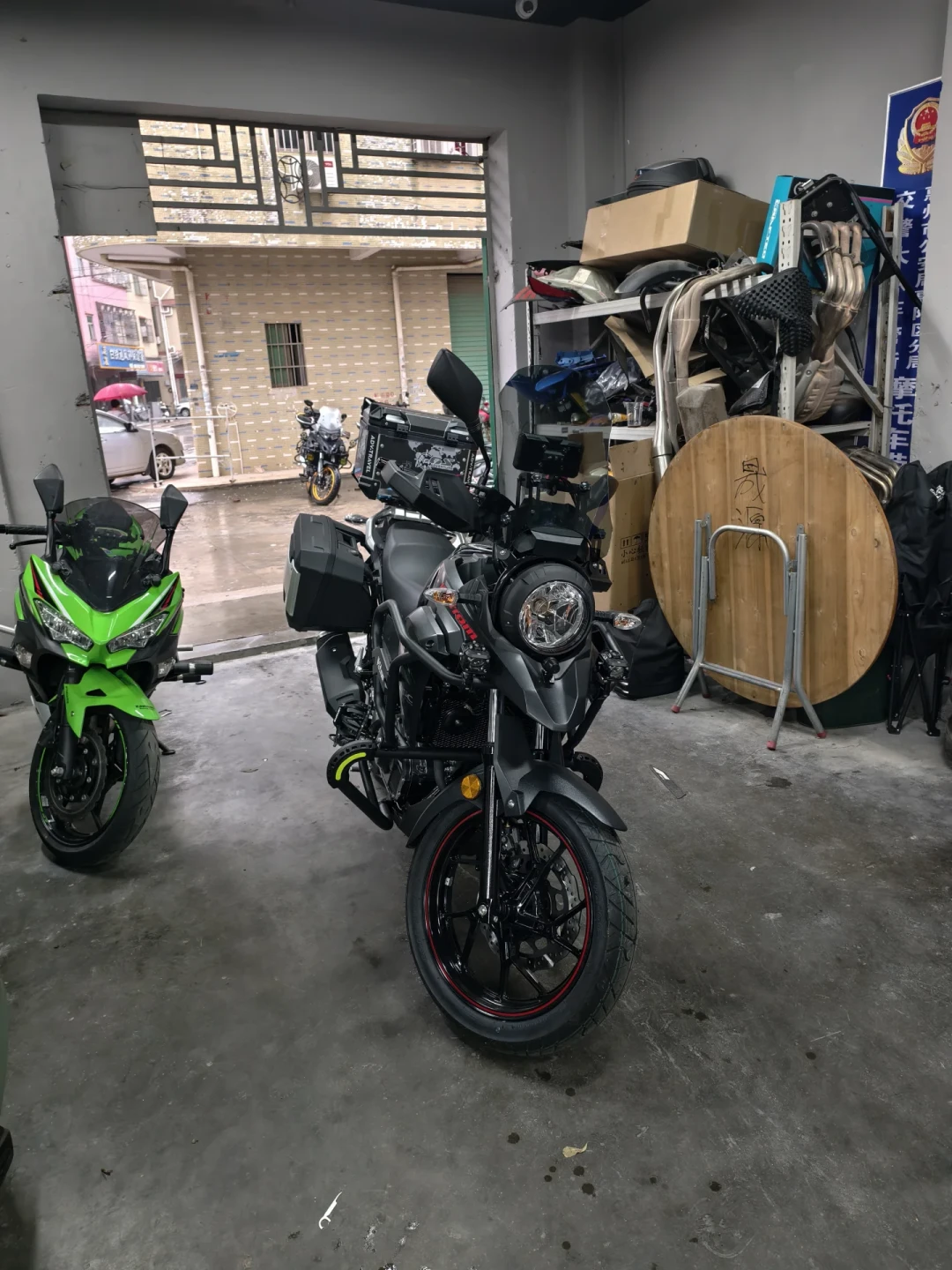 《流水的网红车，铁打的ADV》播放量冲到1.7万，评论区吵成四个阵营：翻完今夏全网摩旅实录，没有一派在撒谎，但每派都藏了半句话