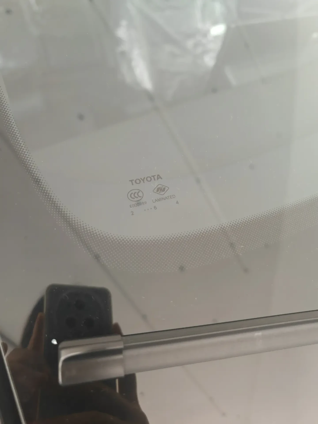 兴和落水5人遇难，逃生科普刷屏，但你买的破窗器可能砸不破你车的玻璃：先看玻璃角落这行小字再买