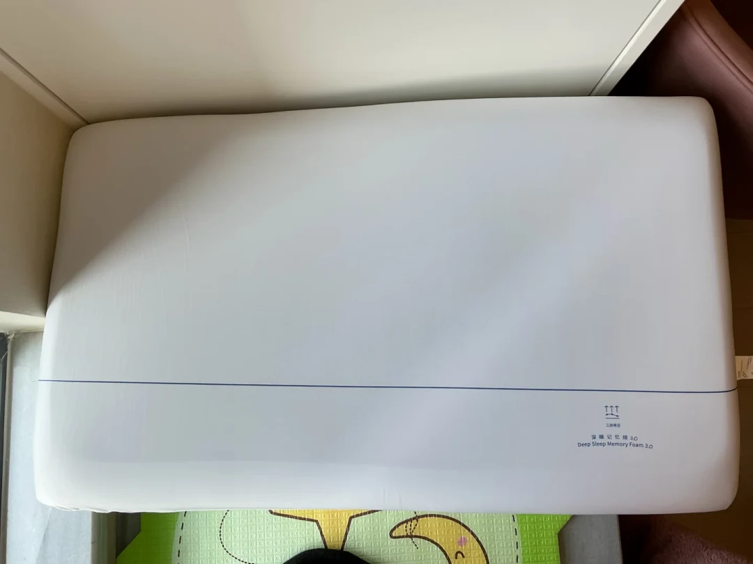 亚朵半年卖了26亿枕头,蹲低价的人先别急着下单:对完代工厂成本账和85条被骗评论,三条红线和四类渠道都在这