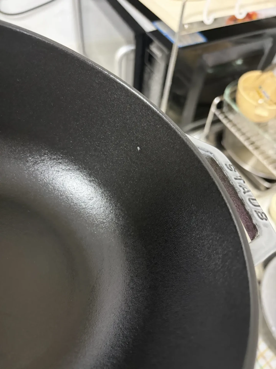 日亚的Staub一口口到货,问“这算瑕疵吗”的人越来越多:翻完5月以来的11份晒单,说清哪些能留、哪些该退、怎么谈补偿