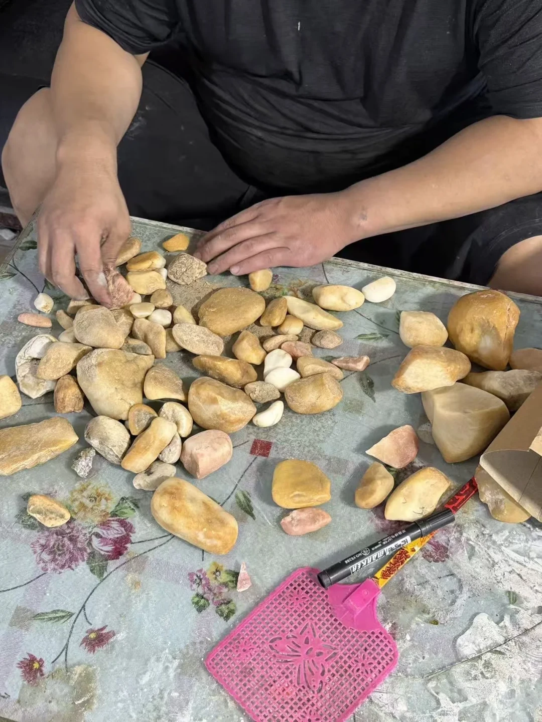 打孔5块,平安扣20,貔貅80:捡回来的石头到底该花多少钱加工