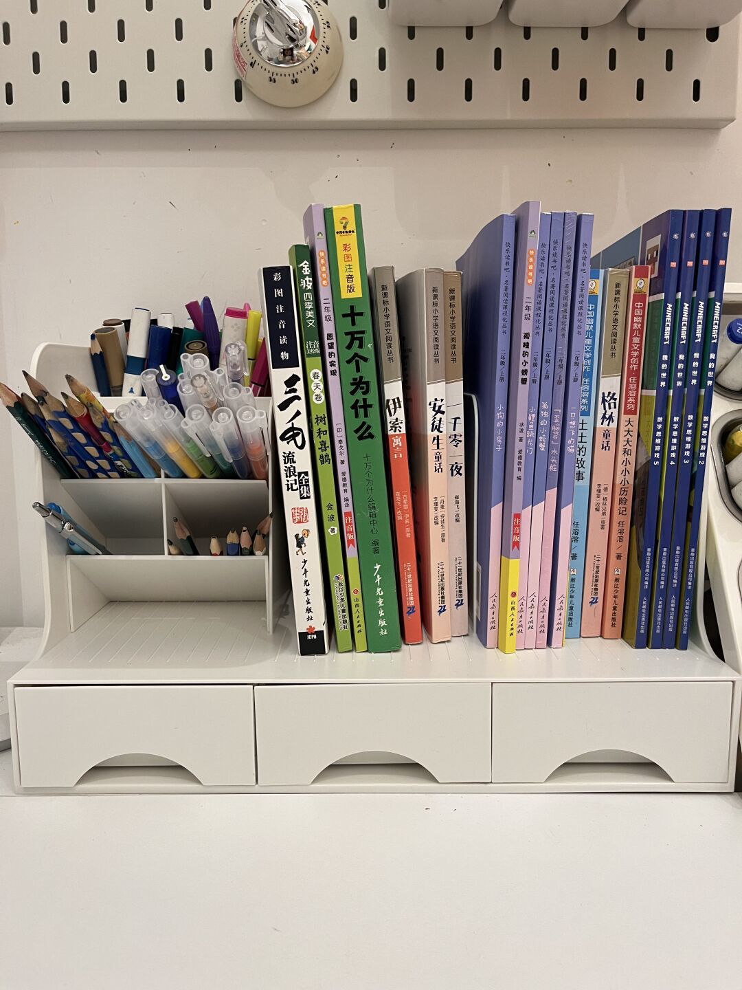 妈妈收拾完,书桌第二天又变回战场:对完整理师方法帖、小学生妈妈实测帖和分心警告,我把开学前这次收拾改成了先减法、再分区、最后买三样