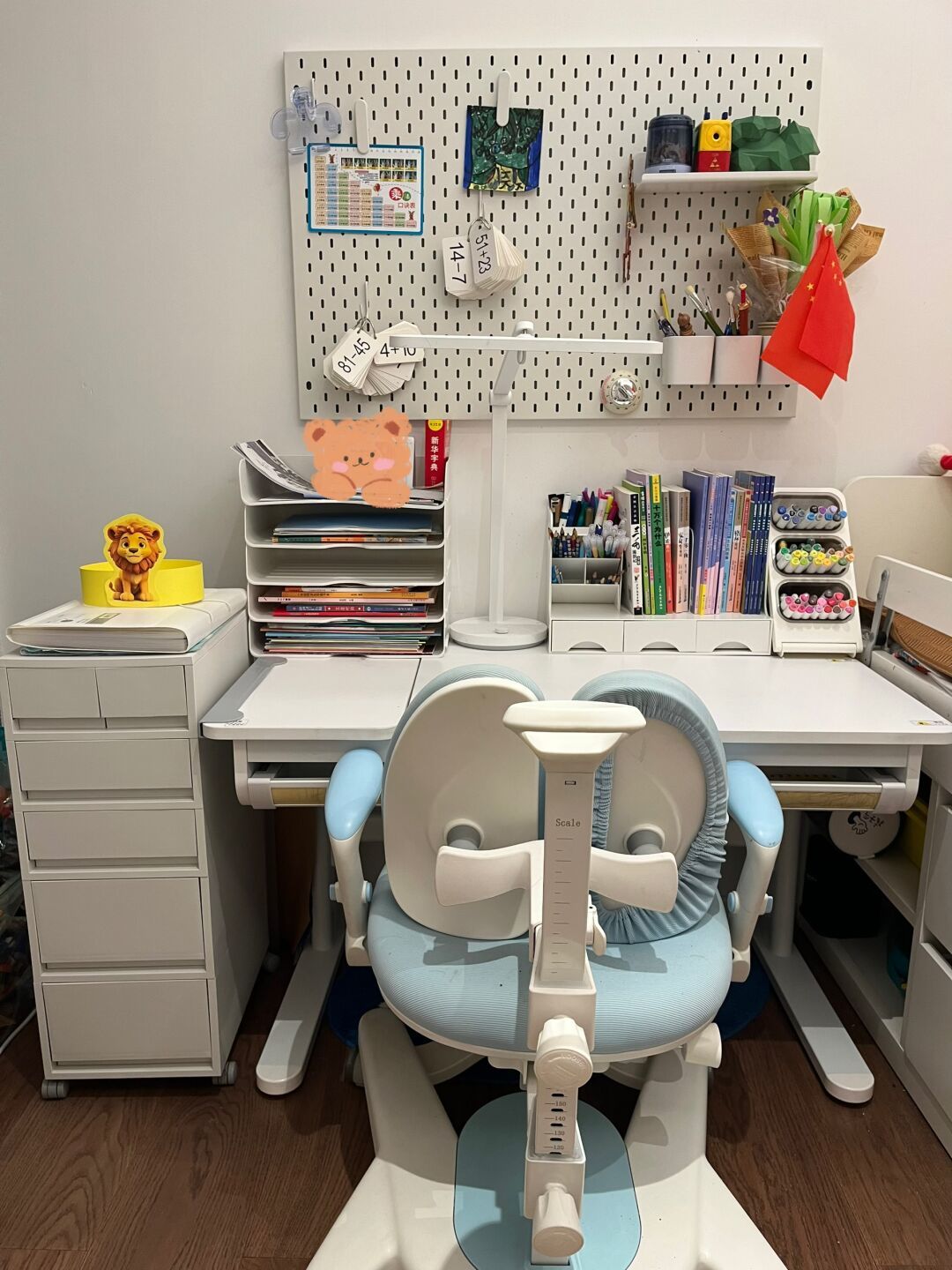 妈妈收拾完,书桌第二天又变回战场:对完整理师方法帖、小学生妈妈实测帖和分心警告,我把开学前这次收拾改成了先减法、再分区、最后买三样
