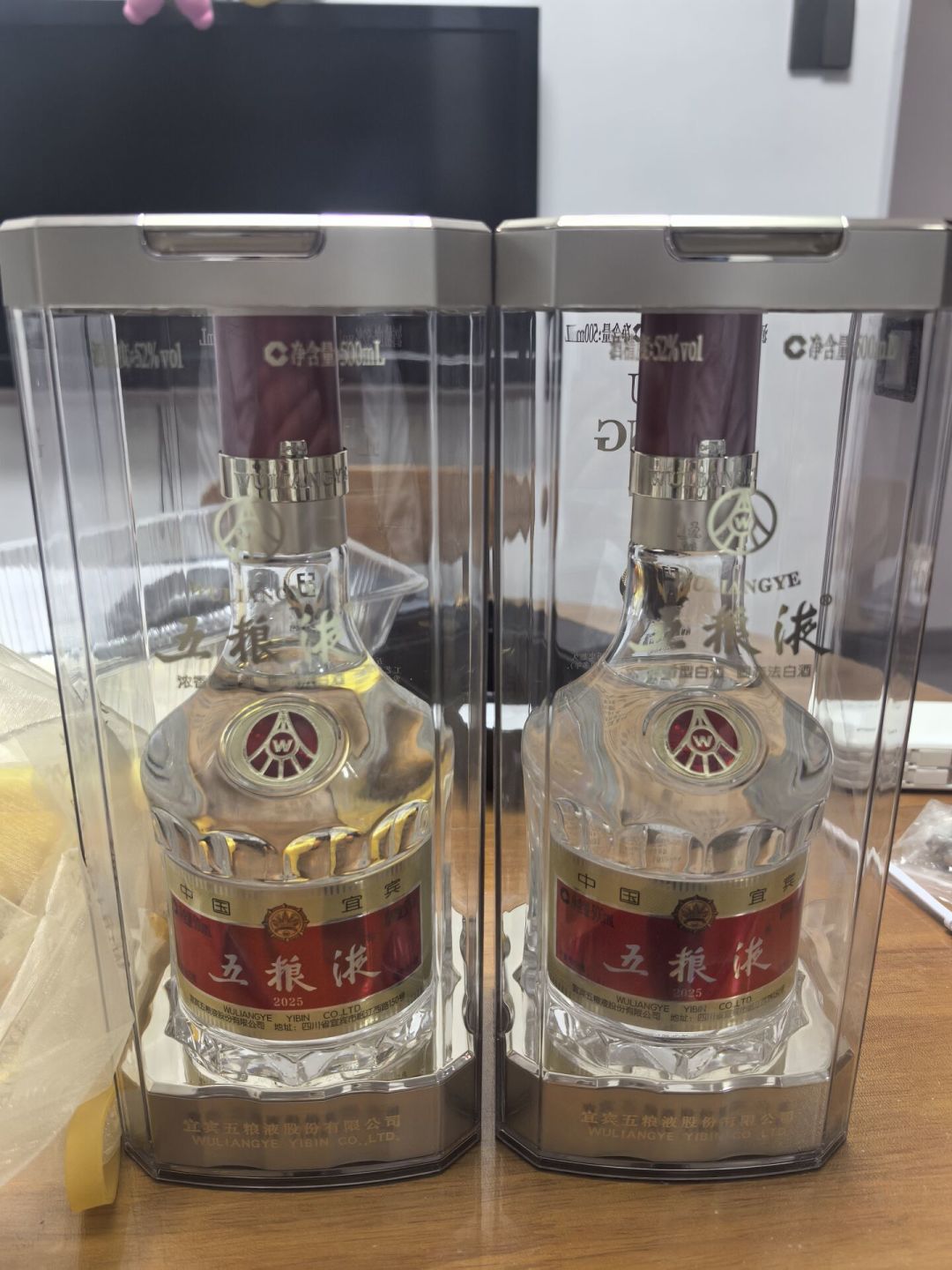 老窖Q2暴跌80%，茅台利润10年首降，五粮液却把批价顶回800元：这个中秋的白酒，是被“挺”上去的，不是被“买”上去的