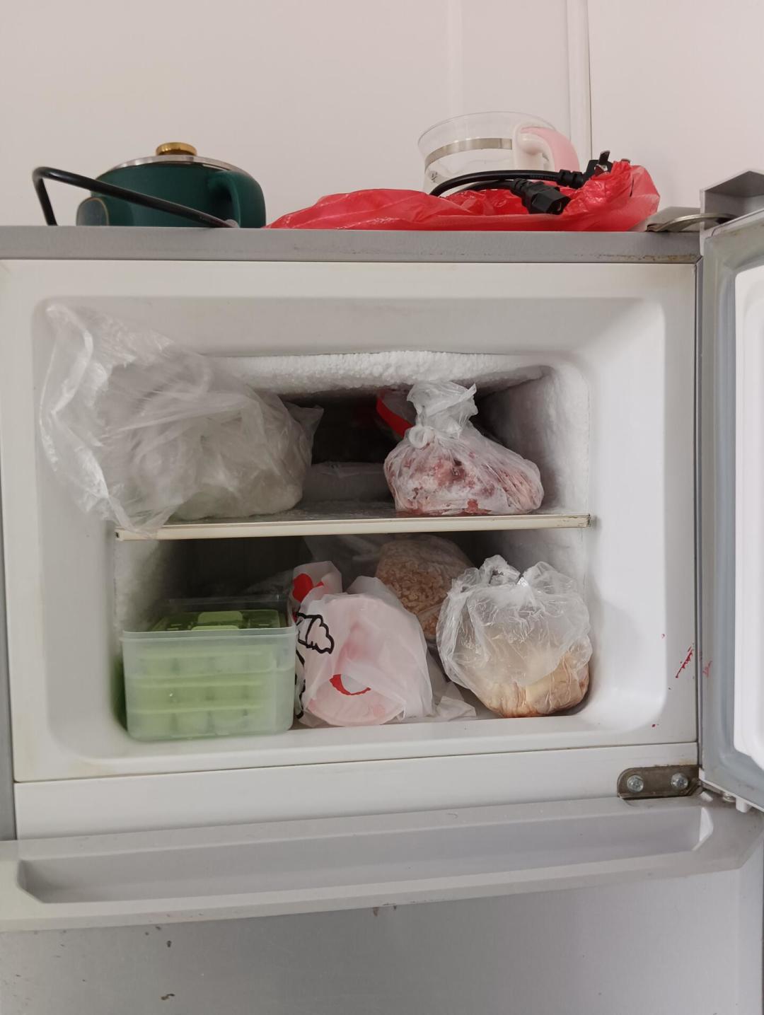 600块的海尔118L,隔10分钟咔哒一声,是坏了吗?翻完134条评论和20篇噪音帖,第一步不是退换