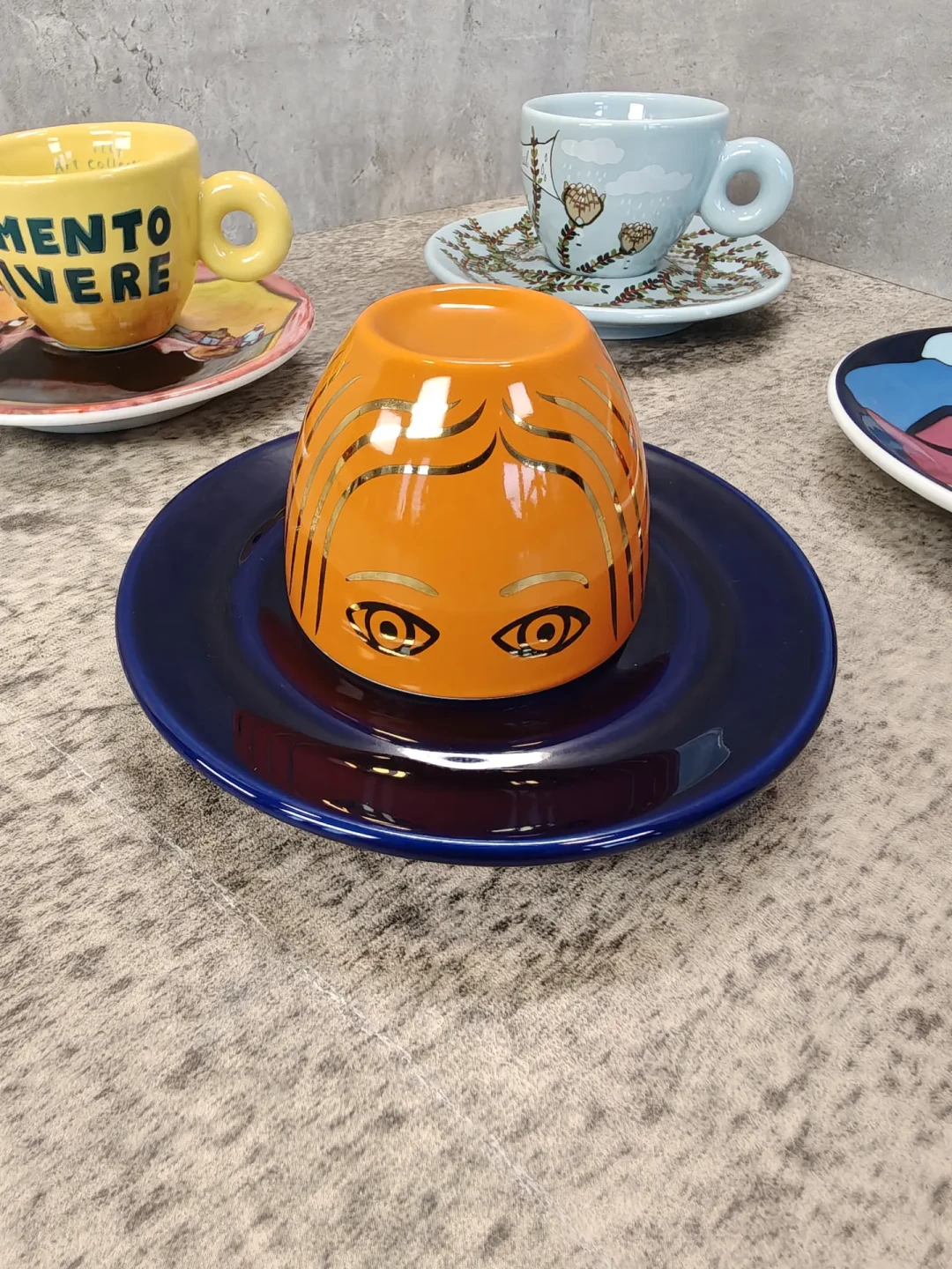 illy那只小杯子,被一百多位艺术家画过:翻完34年典藏杯家谱,今年威双特别版的入手窗口标给你了