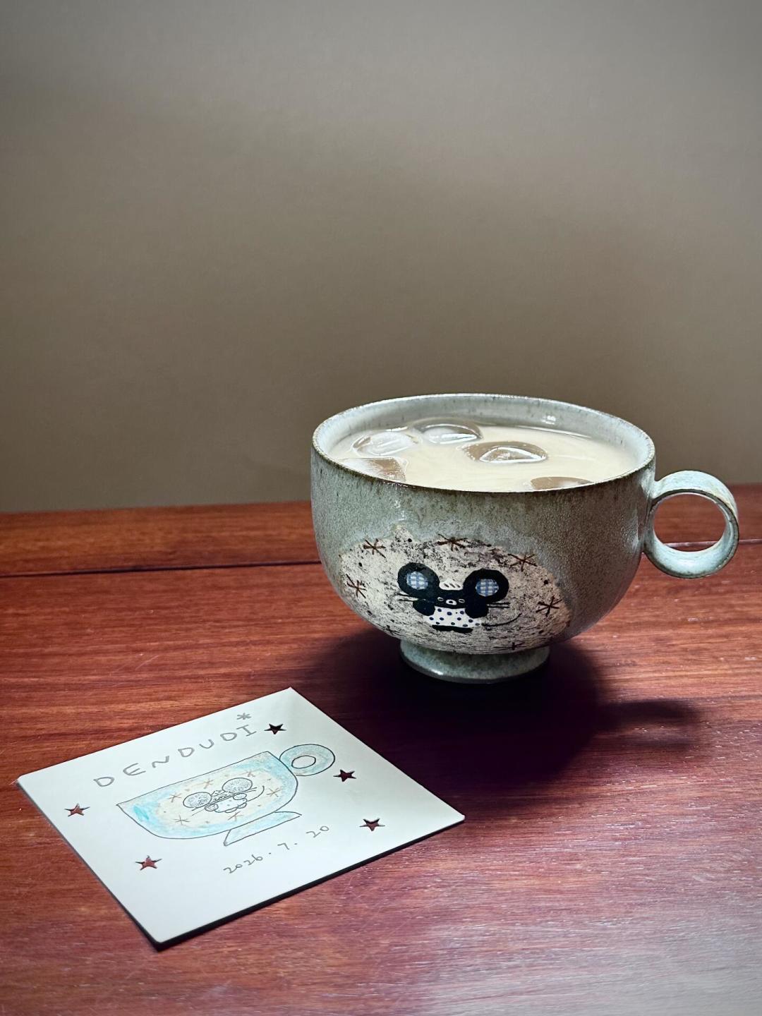 咸芝士红茶拿铁回归,但有人喝完失眠到早上六点:我翻了三个平台50多篇真实评价,四档点单口令、三类绕道人群和一份平替DIY账都整理好了