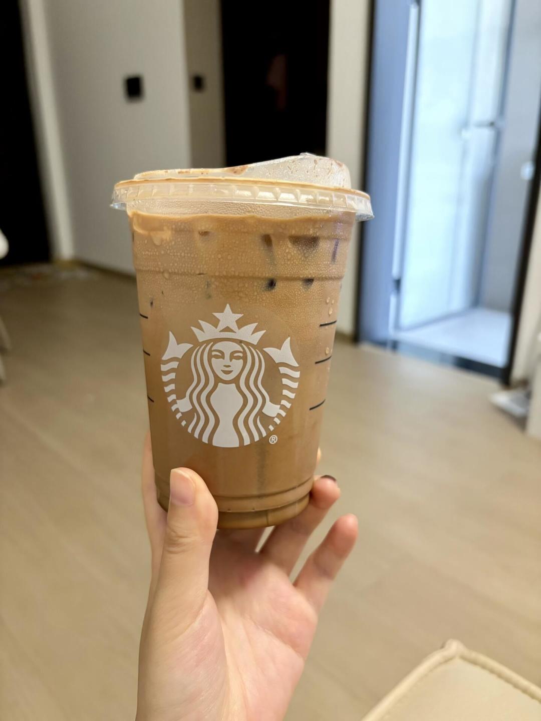 咸芝士红茶拿铁回归,但有人喝完失眠到早上六点:我翻了三个平台50多篇真实评价,四档点单口令、三类绕道人群和一份平替DIY账都整理好了