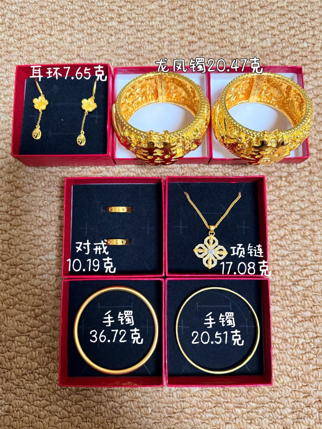 金价一夜跌了9元/克,品牌挂牌价还站在1300元/克上方:大盘价、挂牌价、到手价、回收价,买金前先搞清楚你看的是哪个价