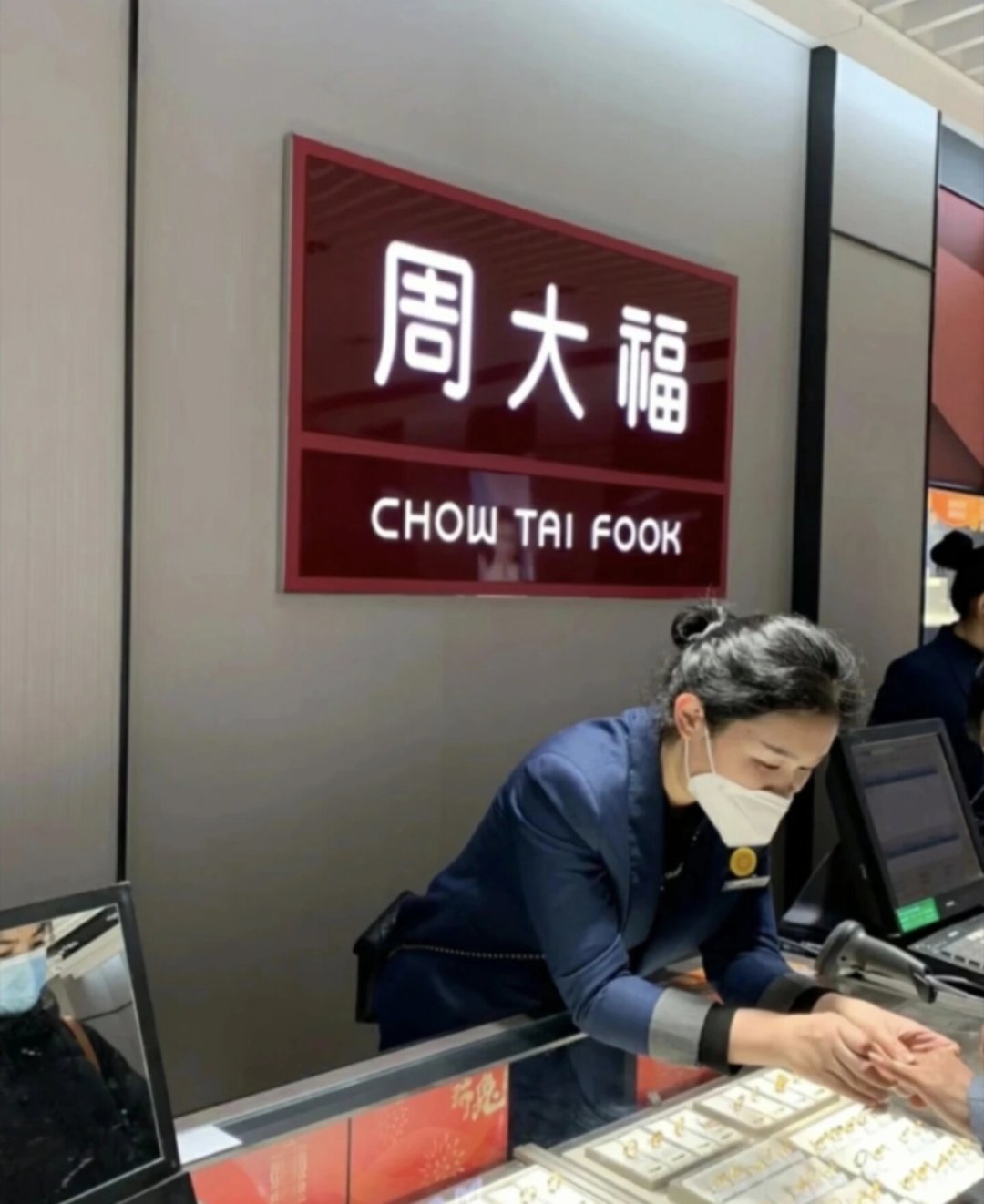 金价一夜跌了9元/克,品牌挂牌价还站在1300元/克上方:大盘价、挂牌价、到手价、回收价,买金前先搞清楚你看的是哪个价