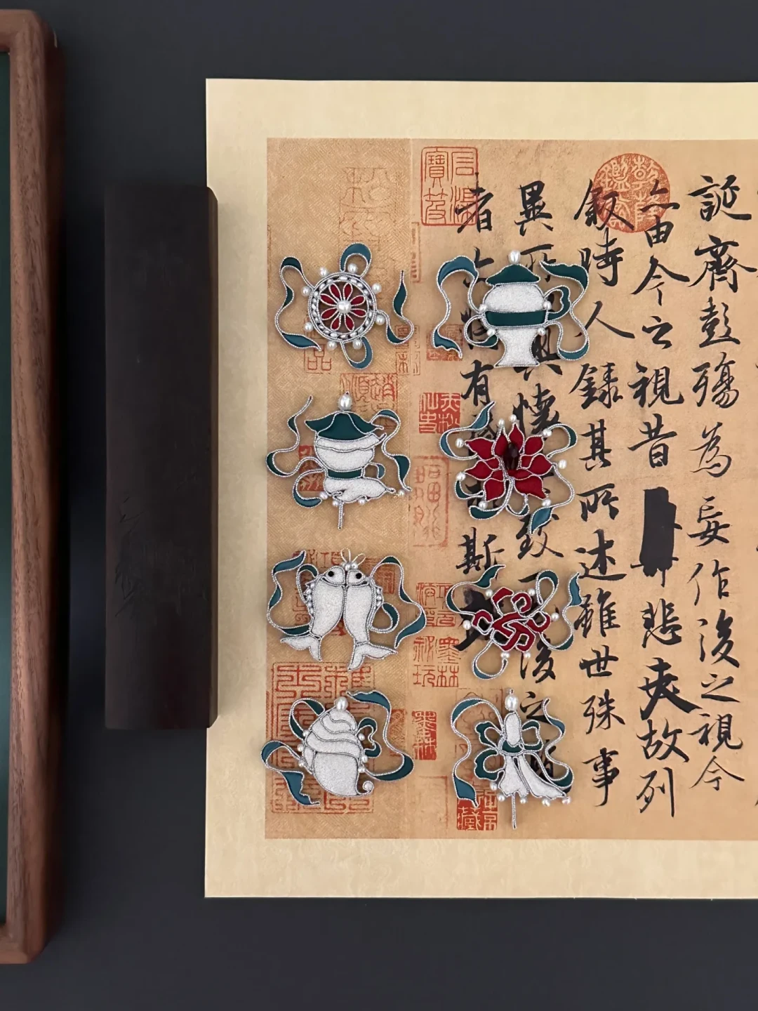 《八仙!》票房破17亿,但不少人把片子里的纹样叫错了:不是“八宝纹”,是暗八仙