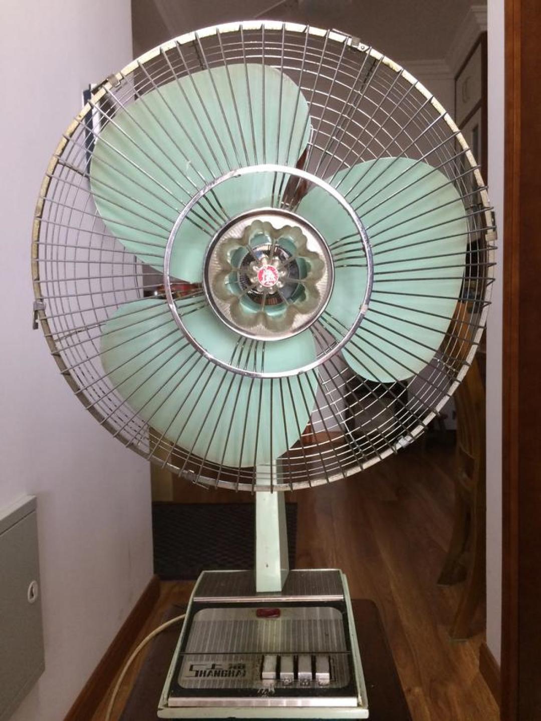 老风扇当废品卖20块之前,先看铭牌:全品原装华生能到1000-3000元,重新喷漆直接跌到一成