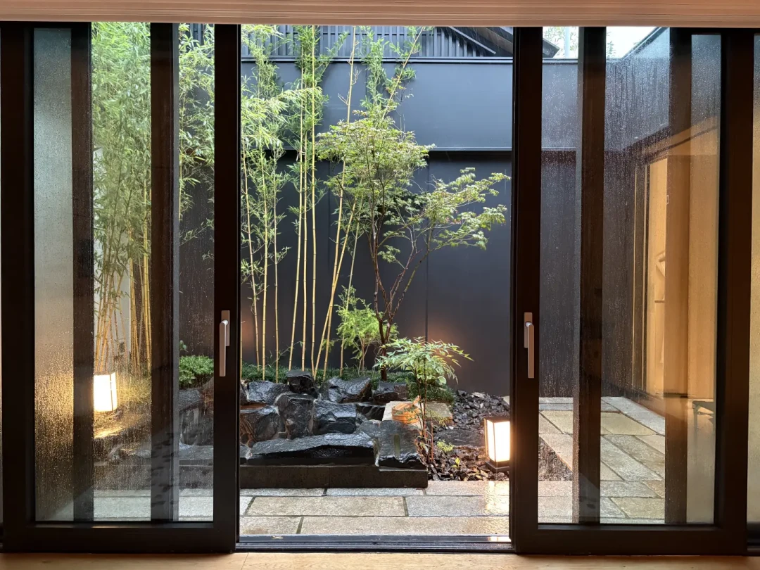 暑假带娃带到电量归零:翻了近200条社区帖,开学前这场忘崽staycation,6种钱值得花、4种白花