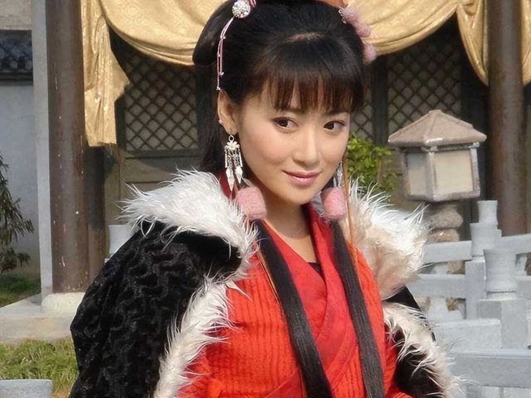 父亲郭靖、母亲黄蓉，原文却写郭芙武功“始终徘徊于二三流之间”：拉完她的战绩，我懂福粉福黑在吵什么了
