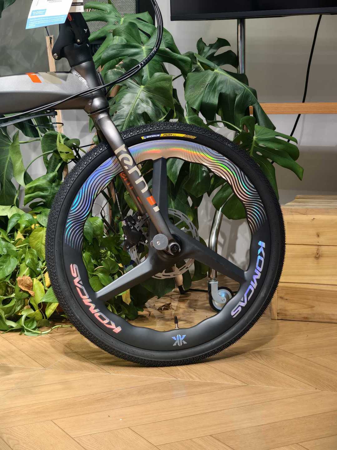 发布三个月,燕鸥三款新车活成了三种样子:R9在走量,Verge R9憋着价,M10静悄悄到店——9月的预算,该在哪一站上车