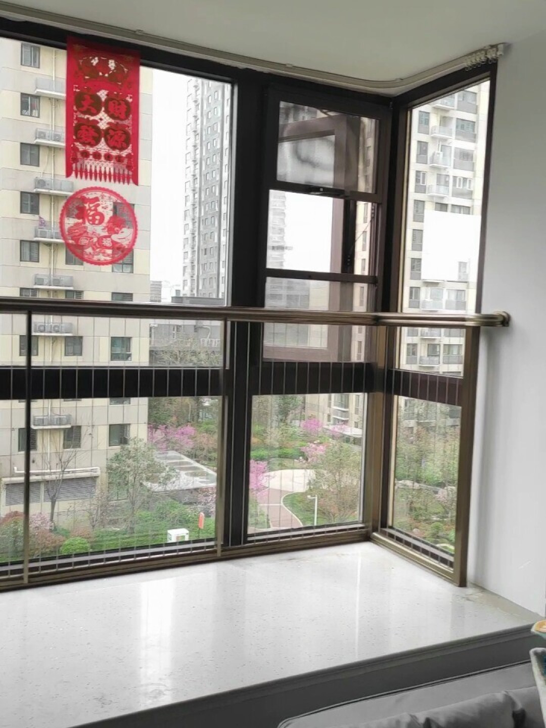两家全屋定制都劝我拆掉飘窗护栏,2.9万人却投票留下:对完30多篇亲历帖和一份事故判决,我把拆留标准和四档预算理出来了