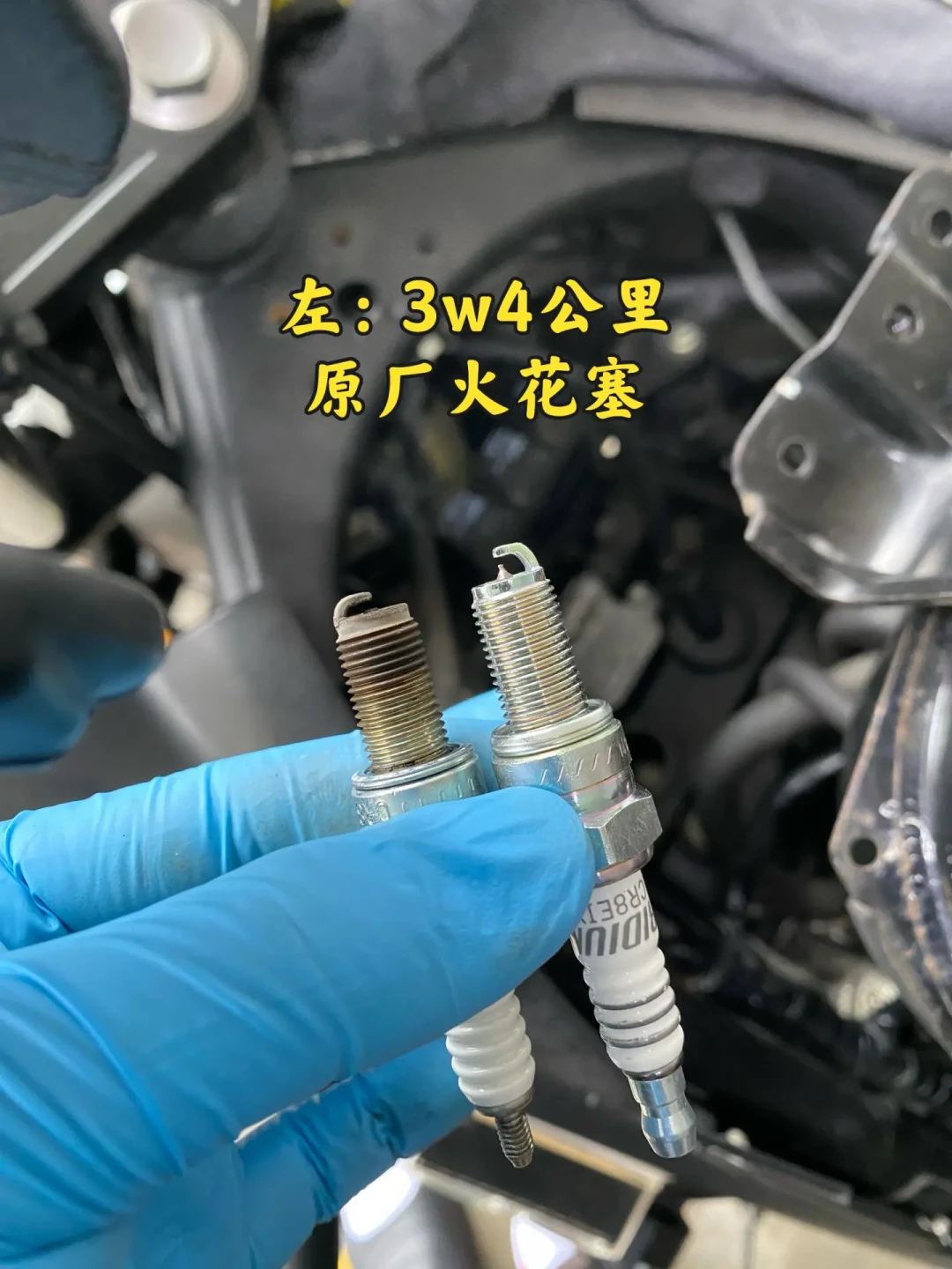 手册让8000公里换,有人7万公里还在跑:踏板摩托换NGK铱金,到底值不值?算完三种材质的账
