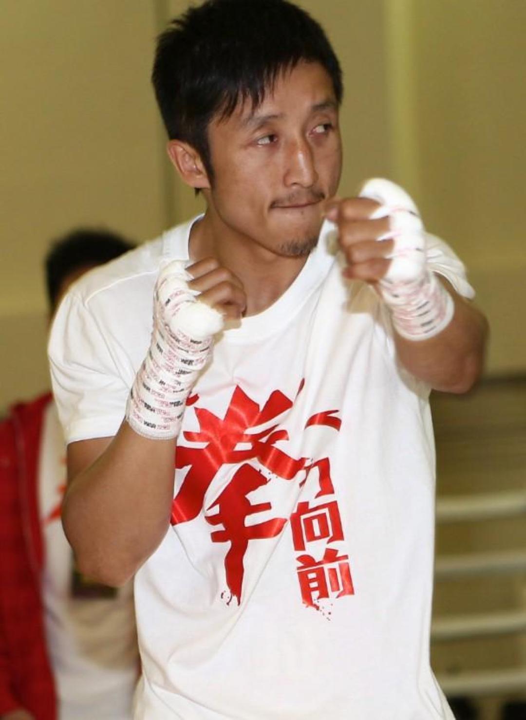 债还得清,左眼买不回:邹市明45岁复出,真实代价被热搜盖住了