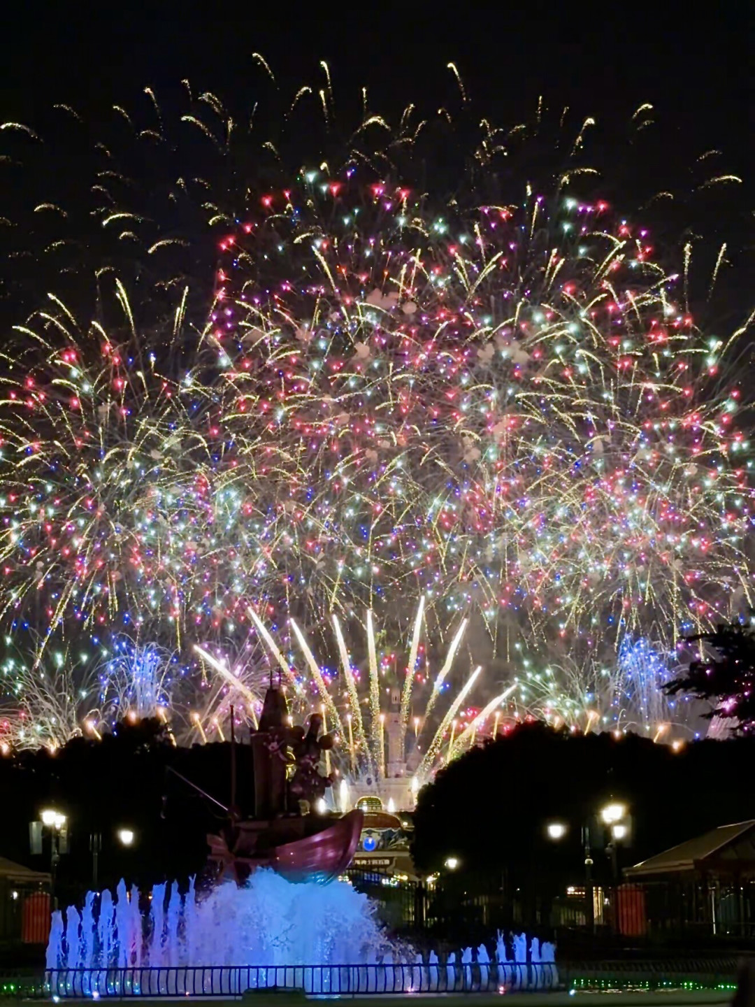迪士尼9.9为什么19:30就闭园?把过去一年的提前闭园记录对了一遍,三类方向:有人吃亏有人捡漏,附全月选日表