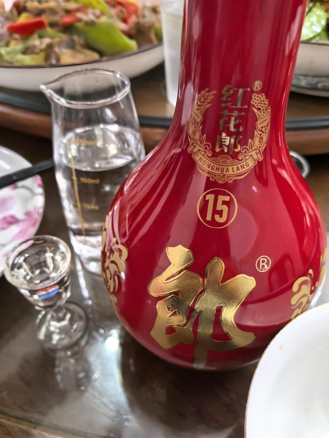 红花郎10和15,一瓶差130元,宴席桌上真喝得出来吗?评测派和酒桌派吵个不停,我把行情和三笔账算清了