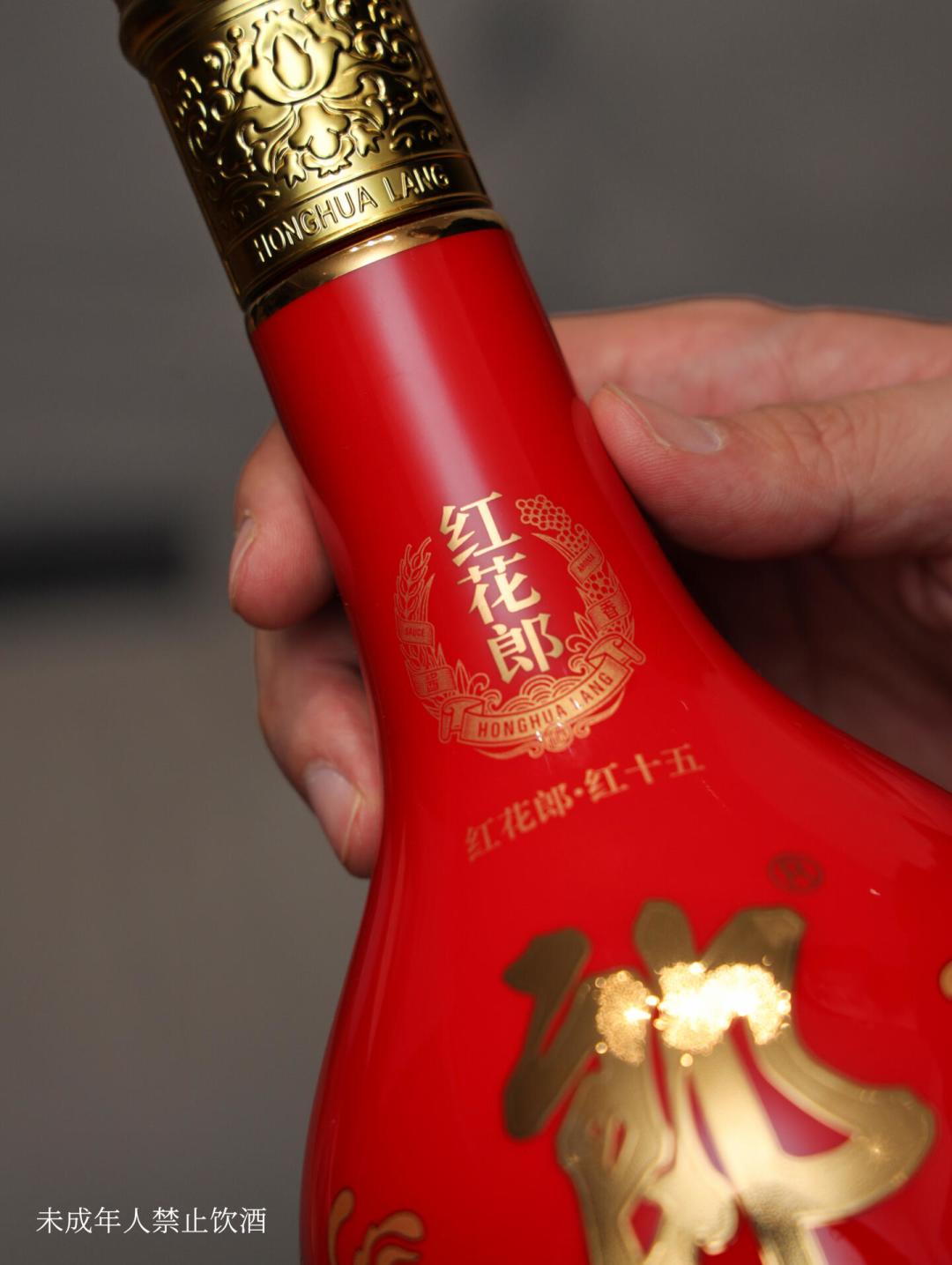 红花郎10和15,一瓶差130元,宴席桌上真喝得出来吗?评测派和酒桌派吵个不停,我把行情和三笔账算清了