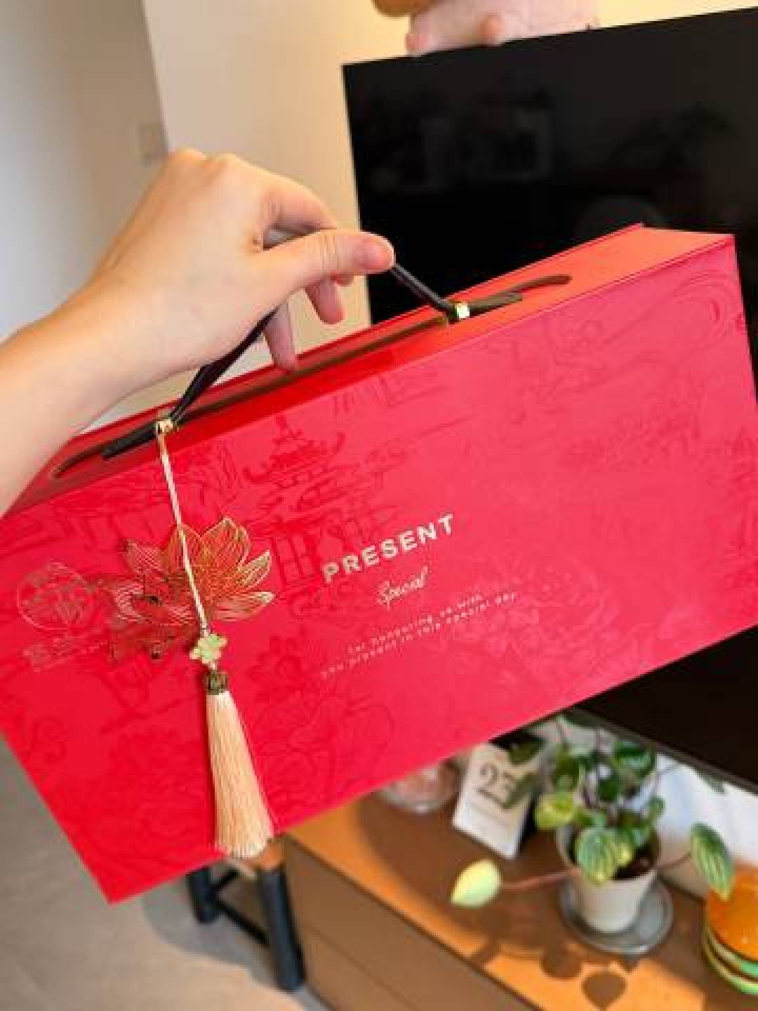 连着好几年没买过月饼了?翻完知乎小红书微博100多篇中秋送礼帖:一半“不送月饼送什么”是软文,真正走量的是这3个方向
