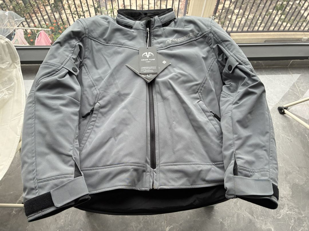 早上冷、中午热:翻完三个平台的骑行服评论才搞明白,换季这笔钱只有三种花法