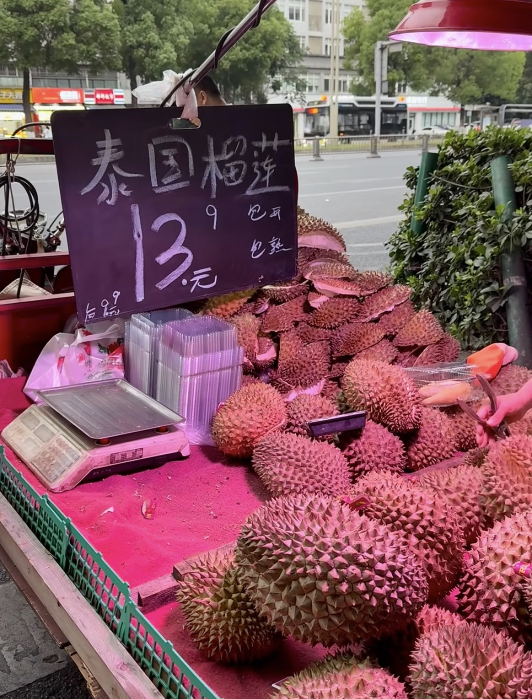 8月底是榴莲的“生虫爆发期”:“有虫才甜”半句真,“没打药”多半是话术