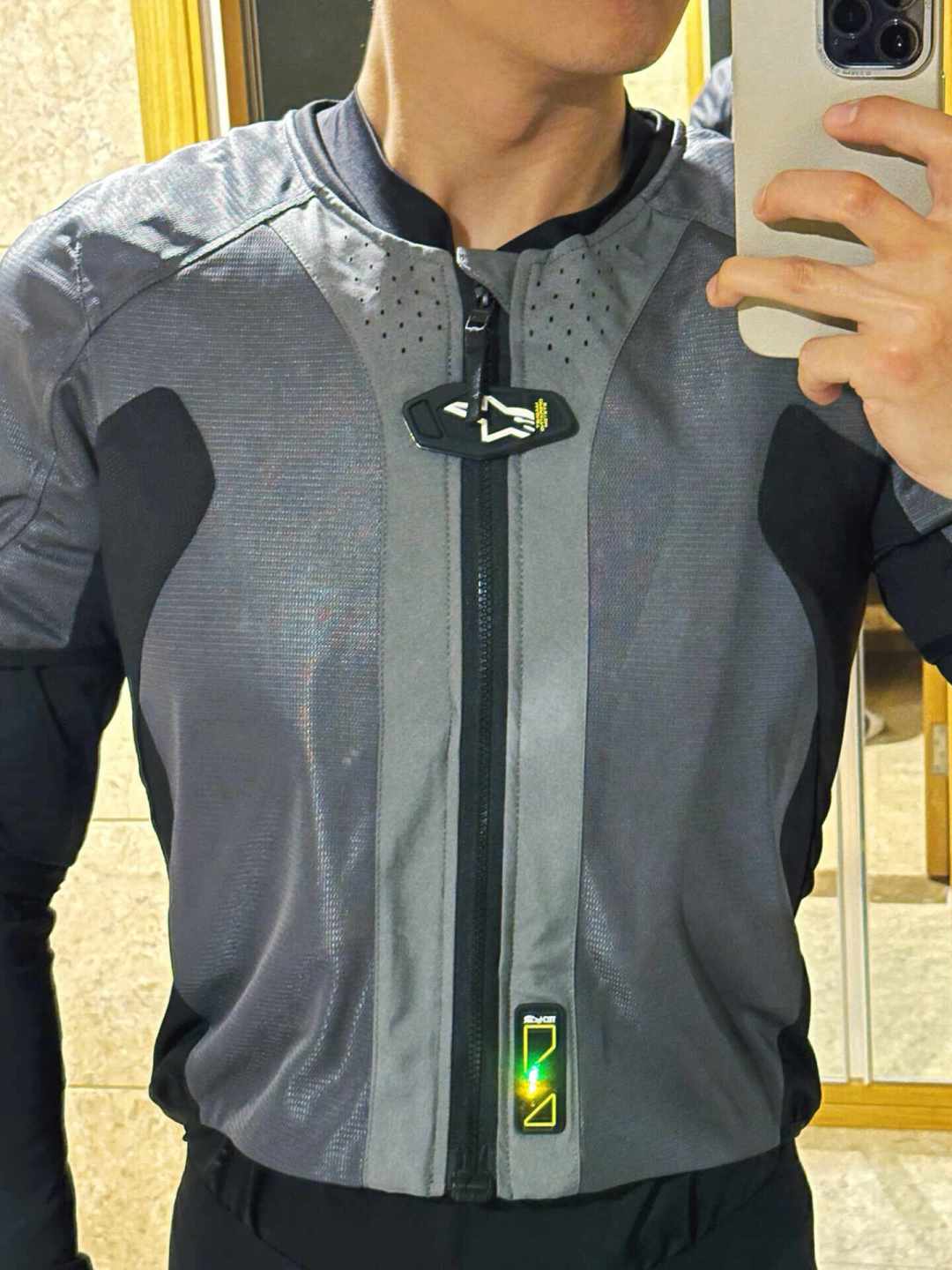 我摩托车才7000块钱,你让我花几千买气囊服?这四笔账算清楚了