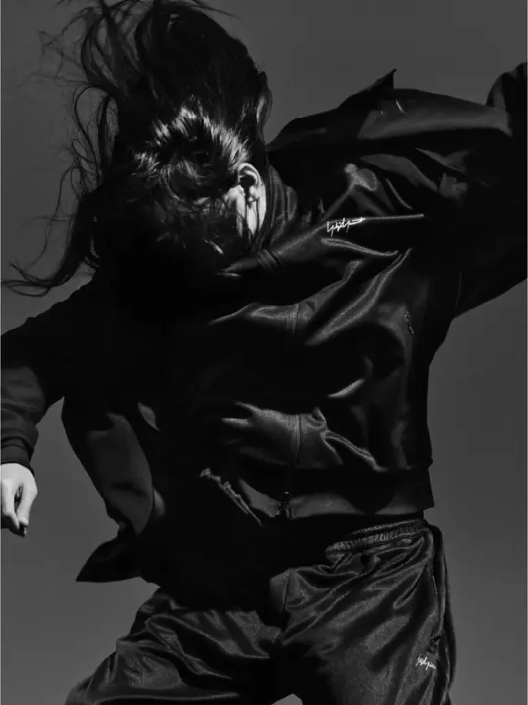 Y-3 KURO 2026秋冬上新:山本耀司的“纯黑”支线,适合谁、怎么买