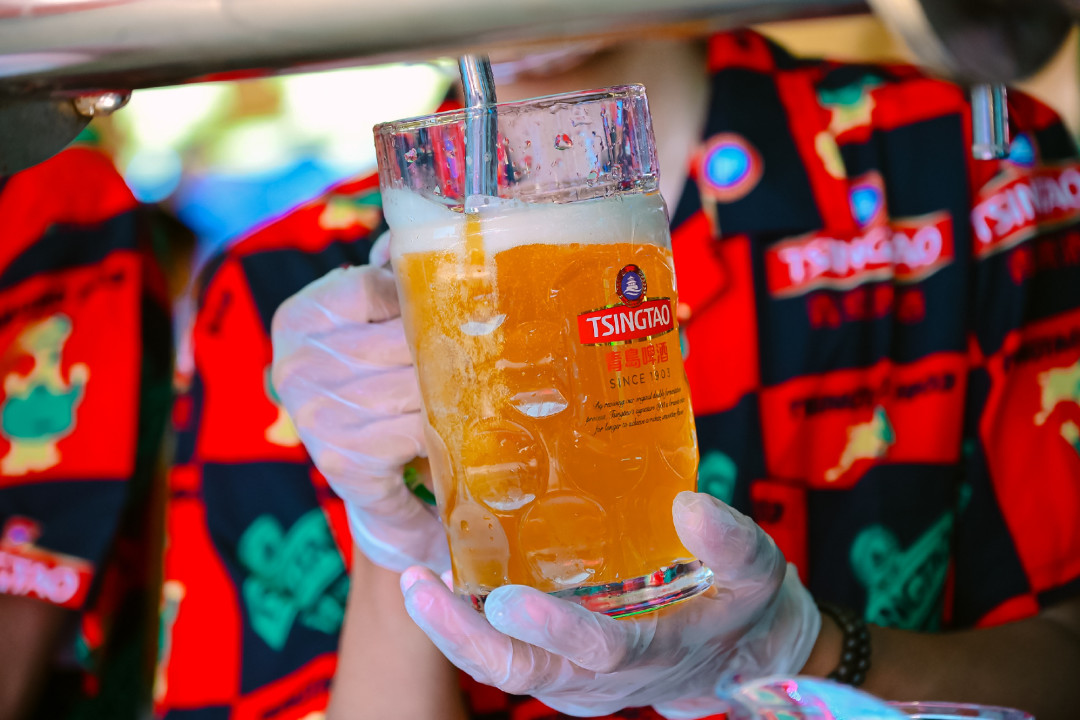 青岛啤酒半年报出炉：营收降4.08%，净利却再创新高，数字里的三个信号和你的下一瓶酒有关