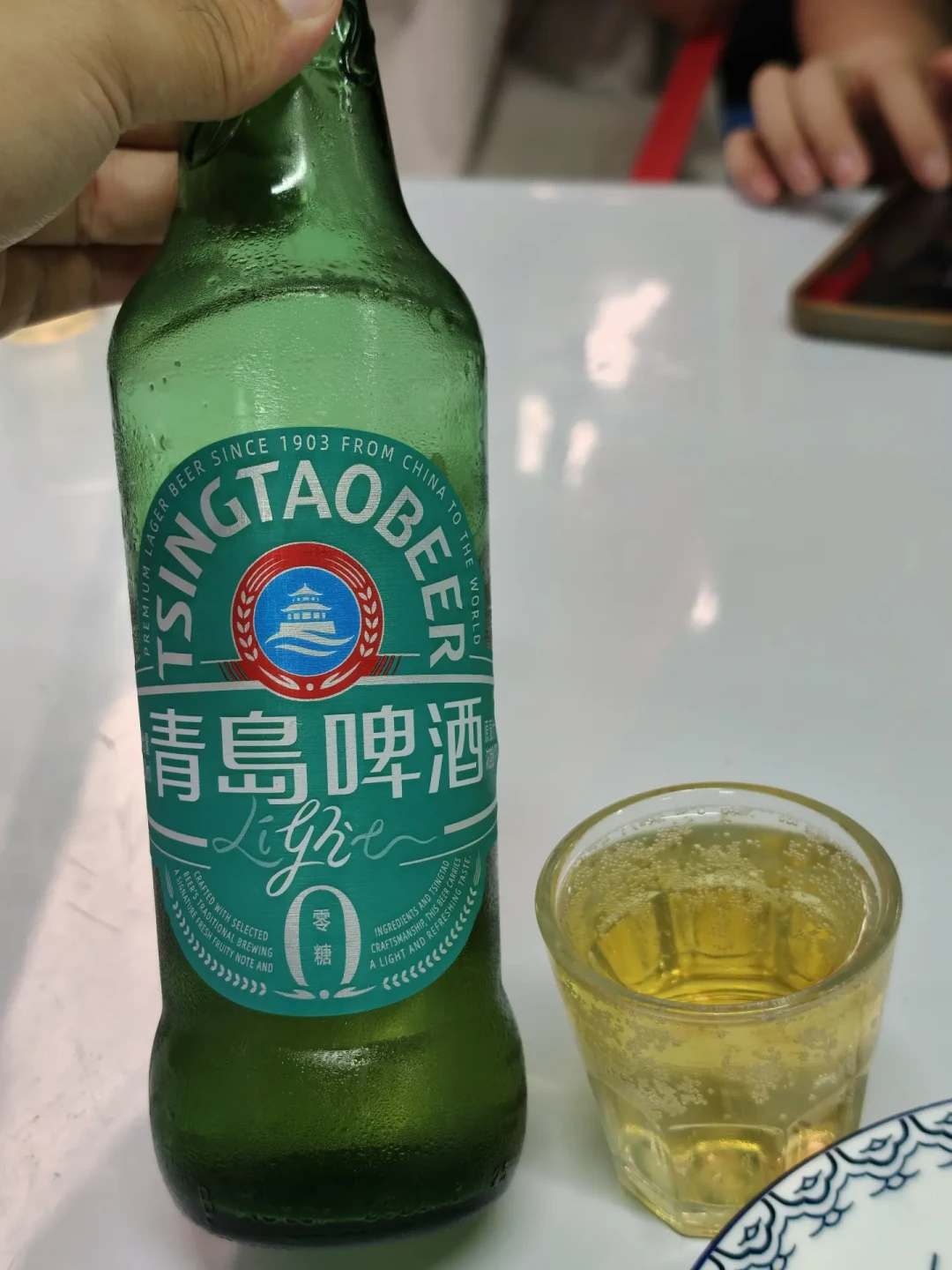 青岛啤酒半年报出炉：营收降4.08%，净利却再创新高，数字里的三个信号和你的下一瓶酒有关