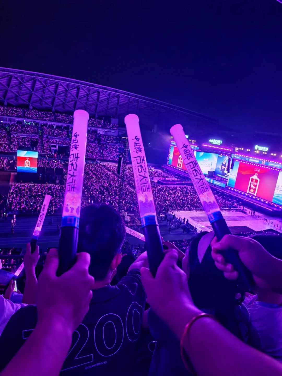 郎酒冠名演唱会6场秋天开唱:直接抢票还是买酒送票,三类人三个走法