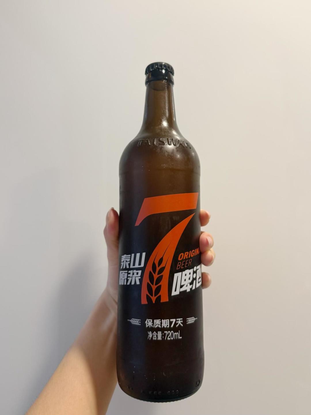 喝泰山7天原浆前,要先把它倒过来?这瓶保质期只有7天的啤酒,怎么挑、怎么存、怎么喝,一次说清