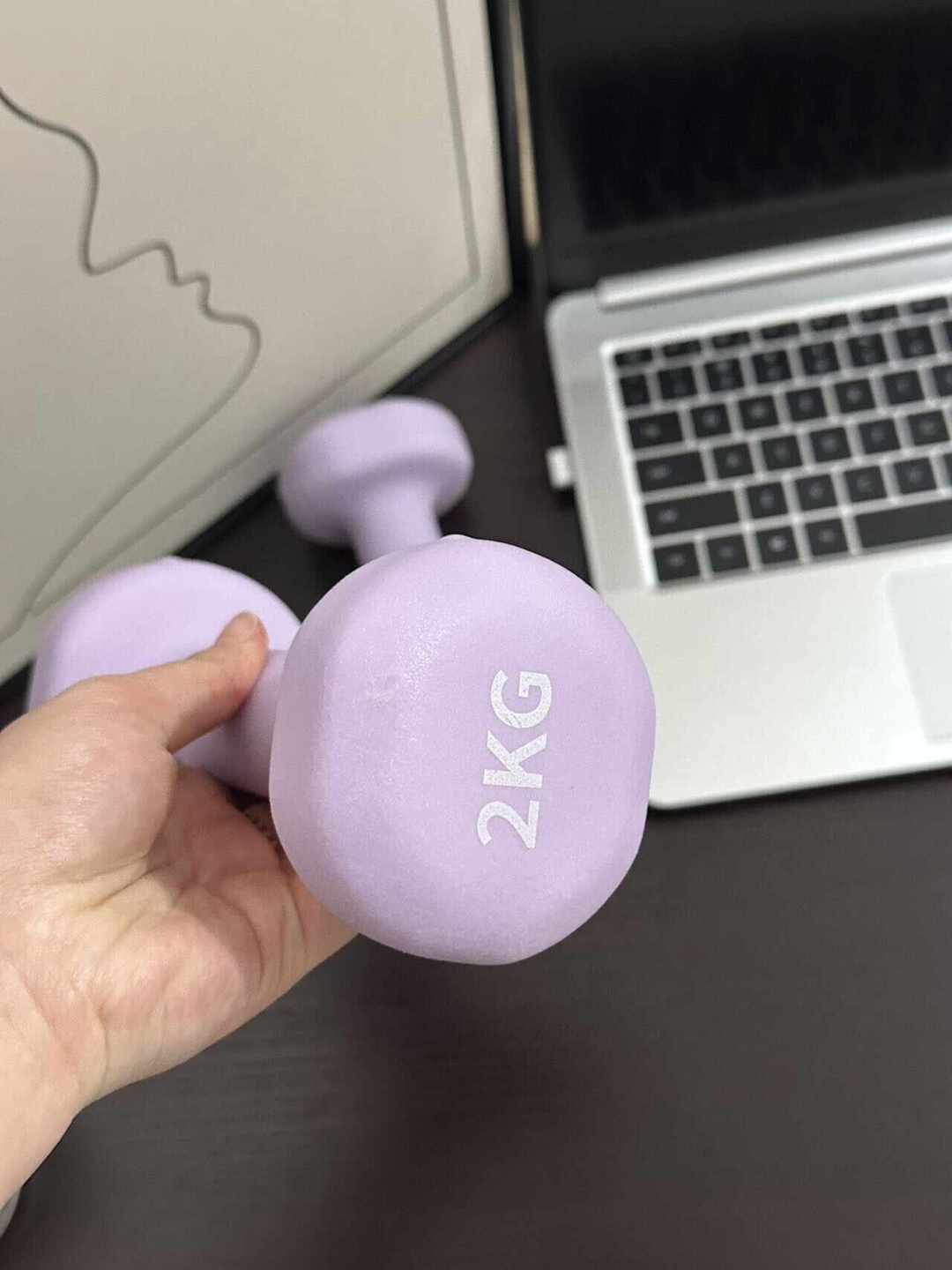 女生的第一对哑铃,1kg还是3kg?交叉对比全网20多篇帖子,我整理出一份重量自测法和预算清单