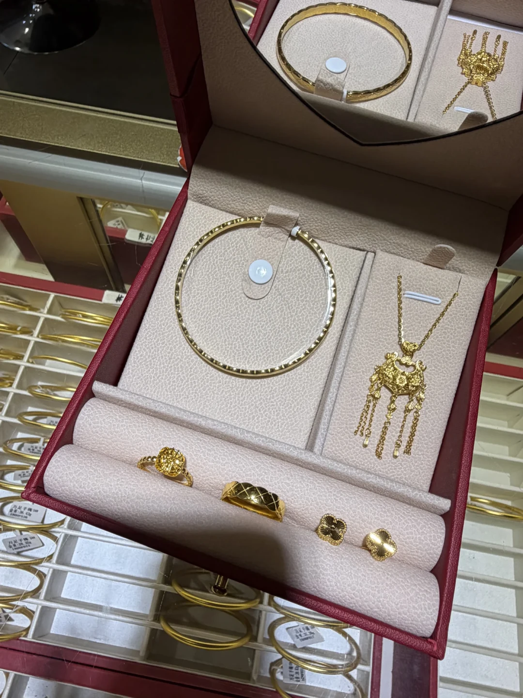 金价破1000元/克,品牌挂牌破1400元/克:同样一套三金,为什么有人花3万1,有人要花4万2