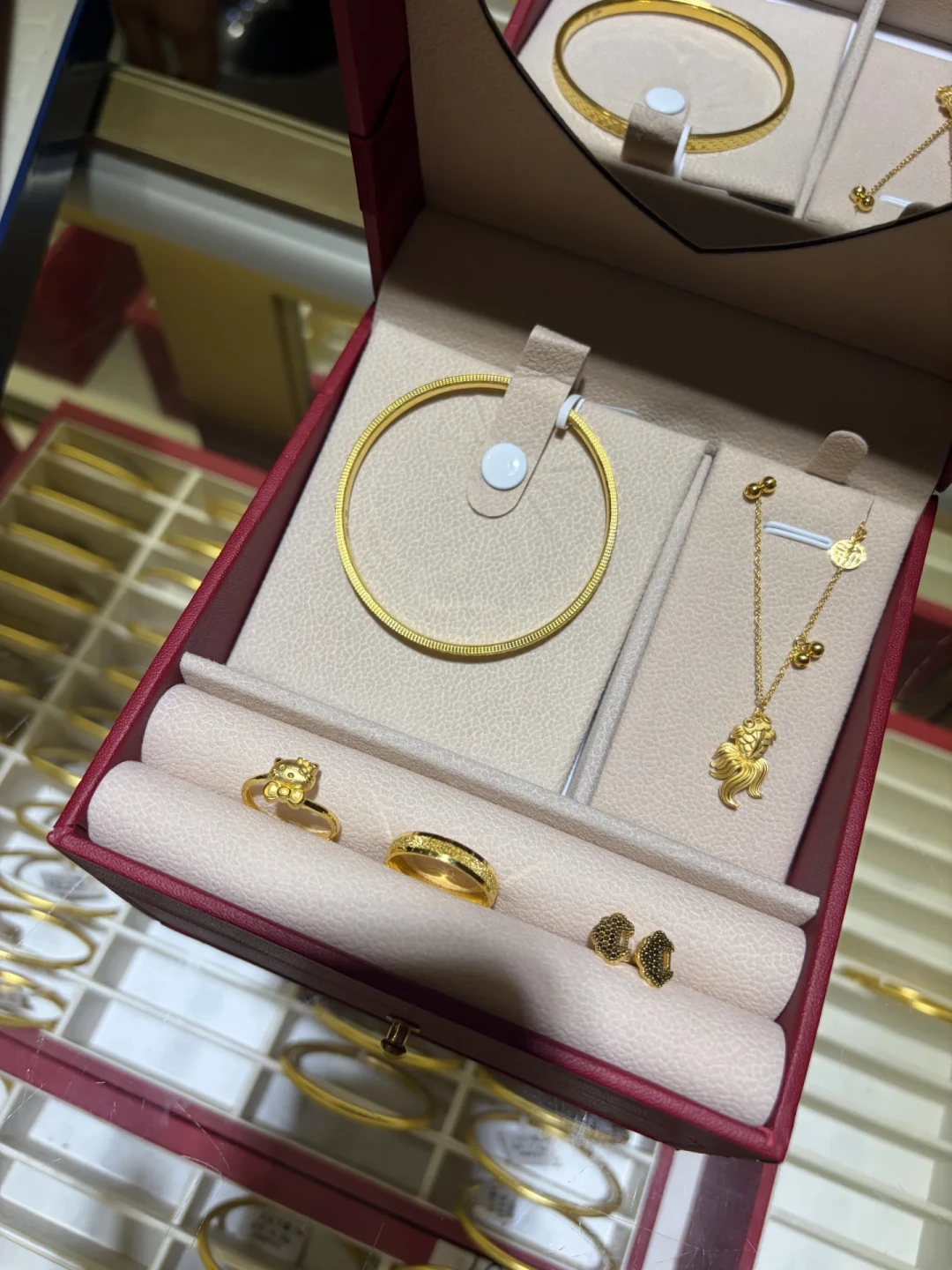 金价破1000元/克,品牌挂牌破1400元/克:同样一套三金,为什么有人花3万1,有人要花4万2