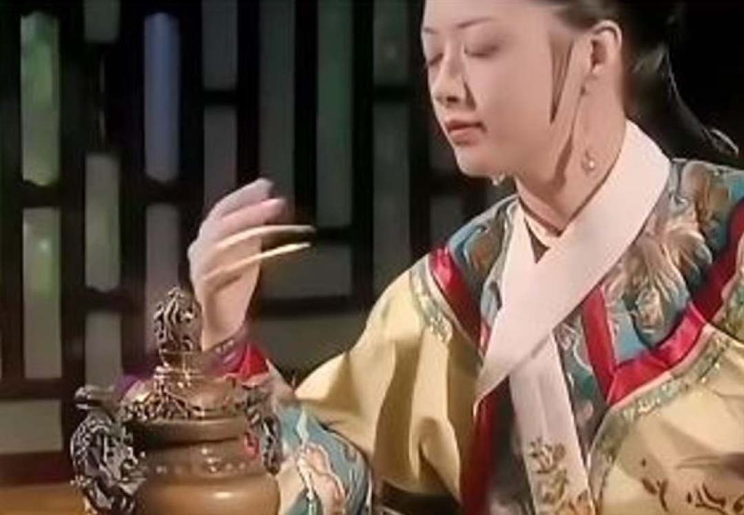 《甄嬛传》播了十几年,“欢宜香”的坑还在被反复盘:到底多少人知道秘密,曹琴默为何没中招?