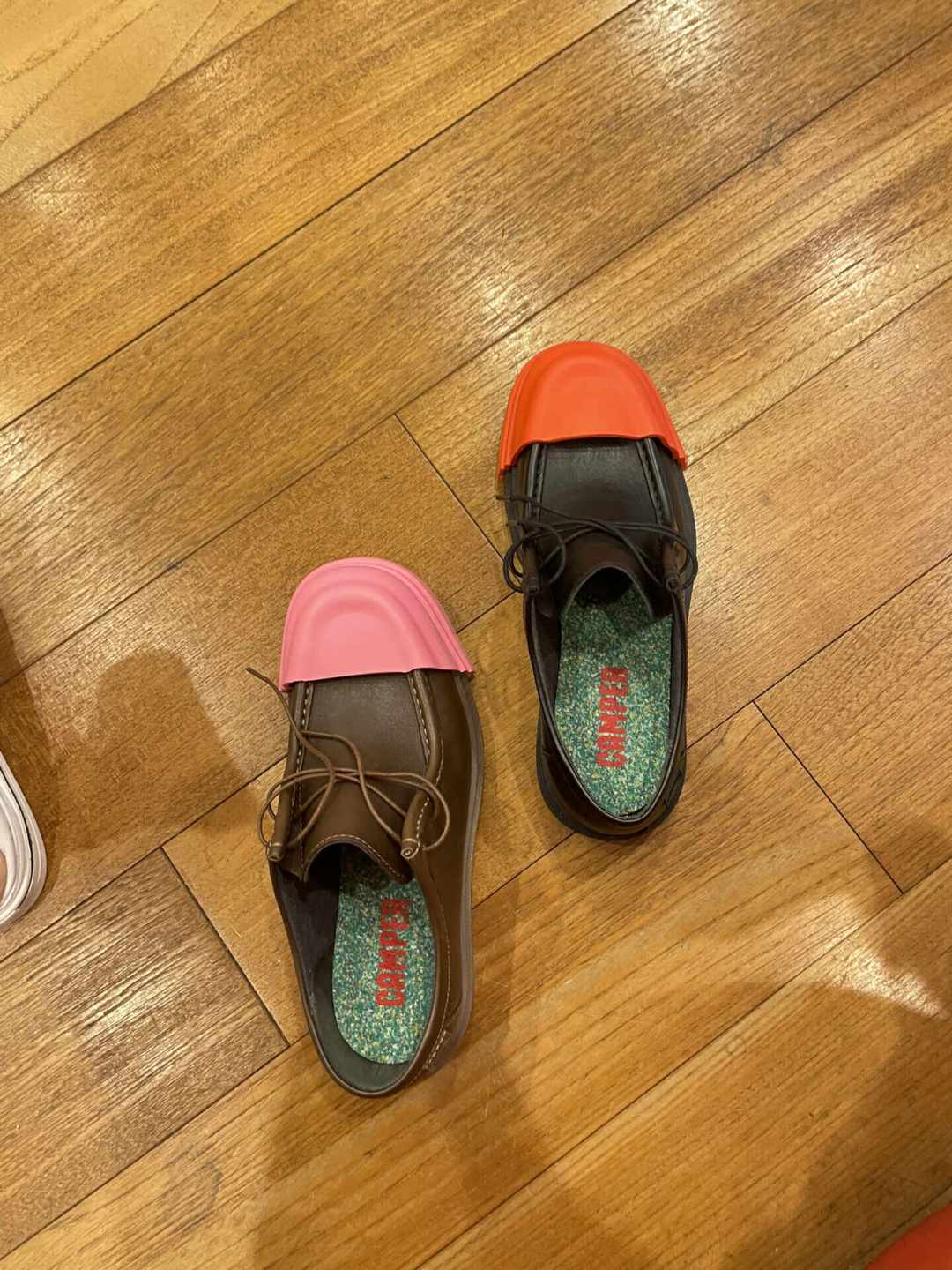 买Camper怕选错码?翻了30多篇实购帖:不同鞋型码数逻辑完全相反,渠道价差还有一倍