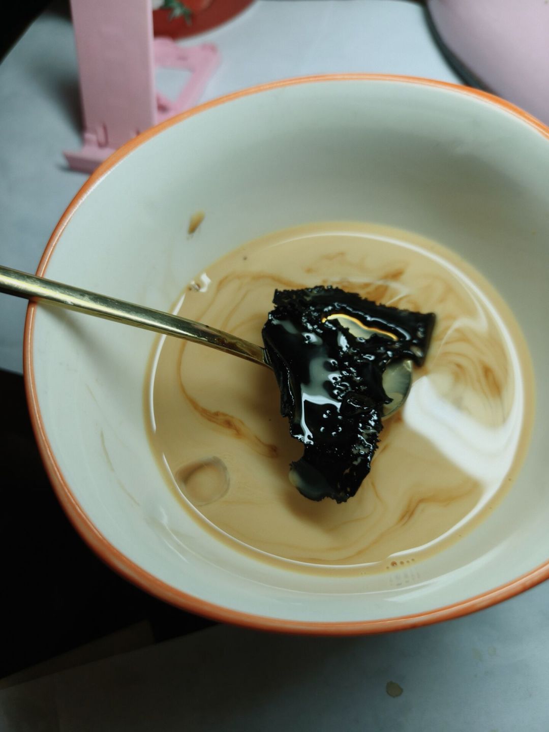 咖啡粉一到夏天就结块成“水泥”?别急着扔也别急着喝:三步判断能不能要,附保存和囤货避坑