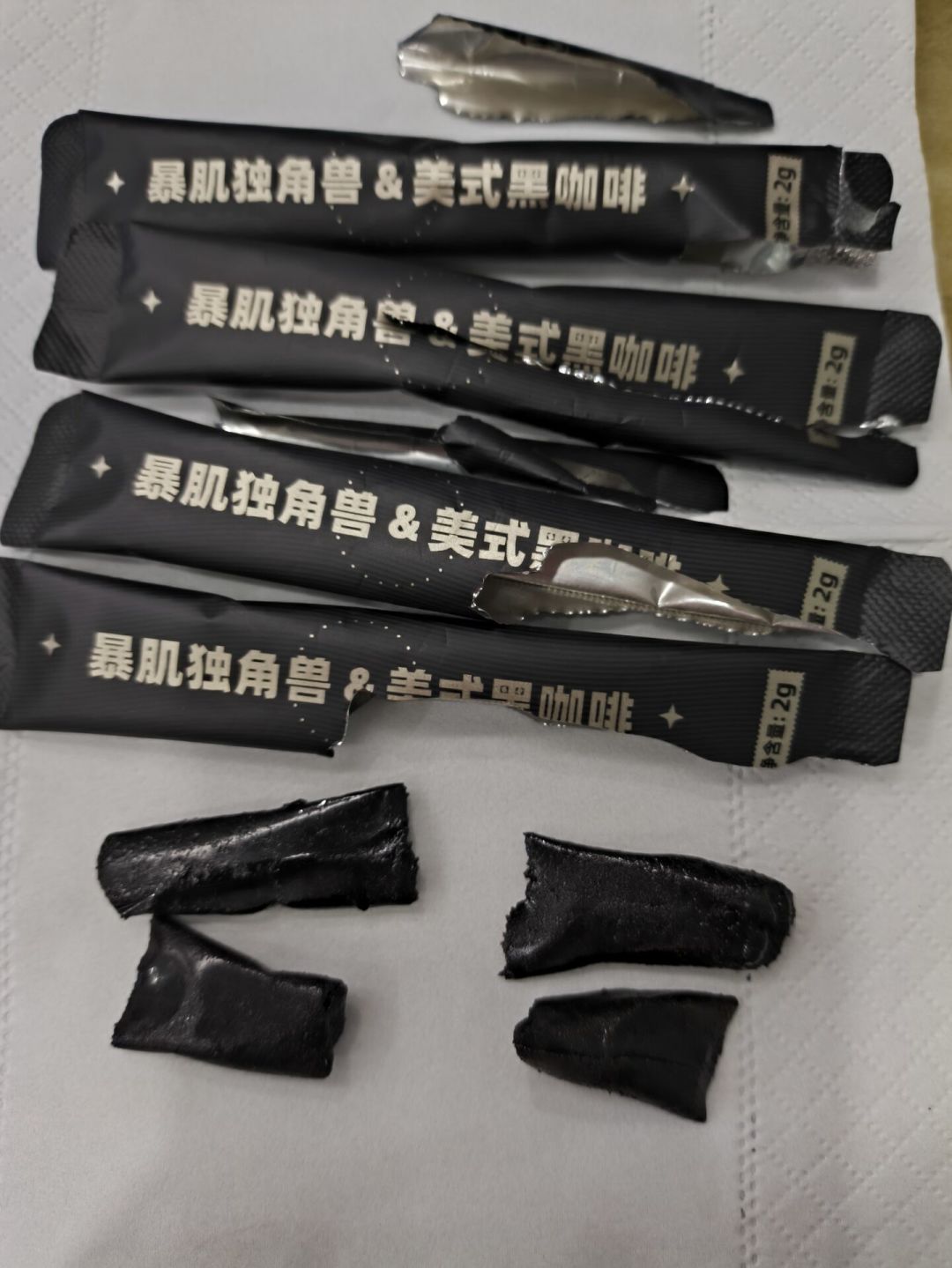 咖啡粉一到夏天就结块成“水泥”?别急着扔也别急着喝:三步判断能不能要,附保存和囤货避坑