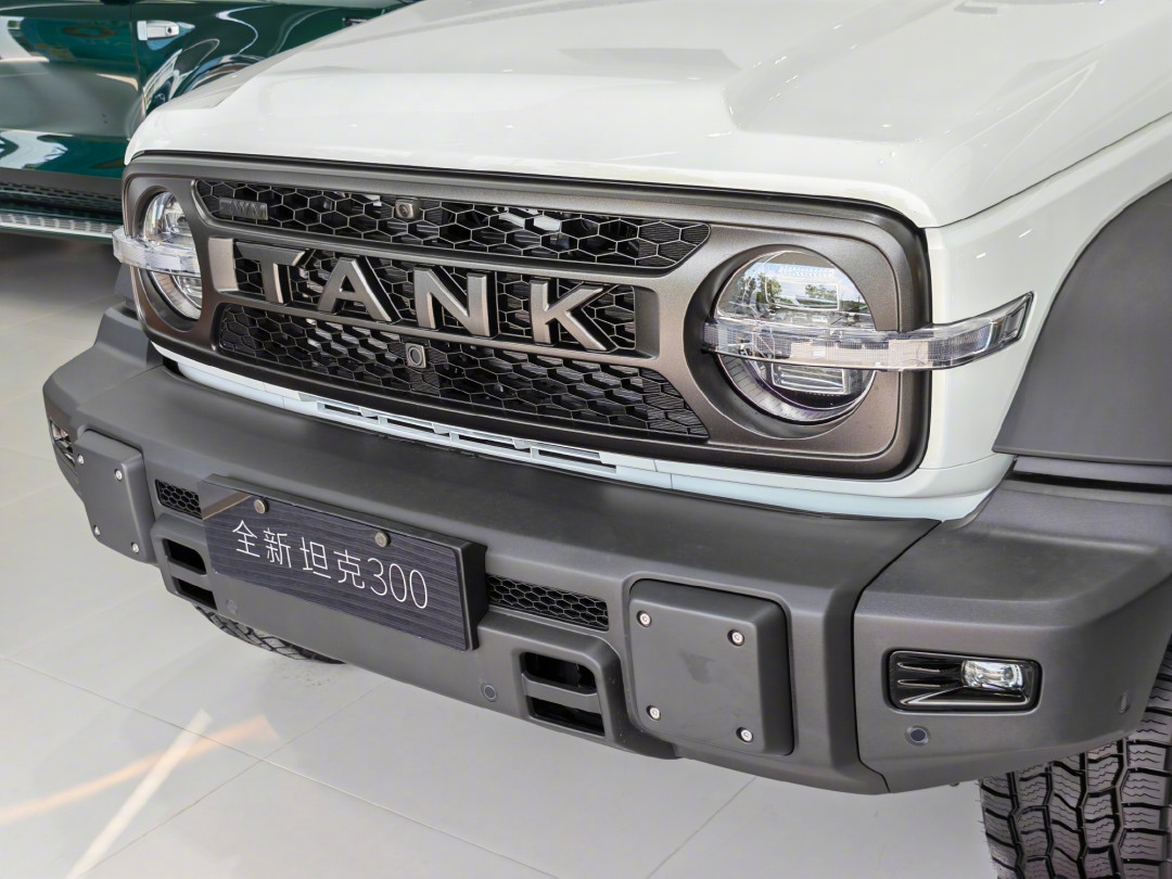 全新坦克300卖19.98万起、钛7半年卖了9.4万台:喜欢硬派但主要城里开,这钱该怎么花?