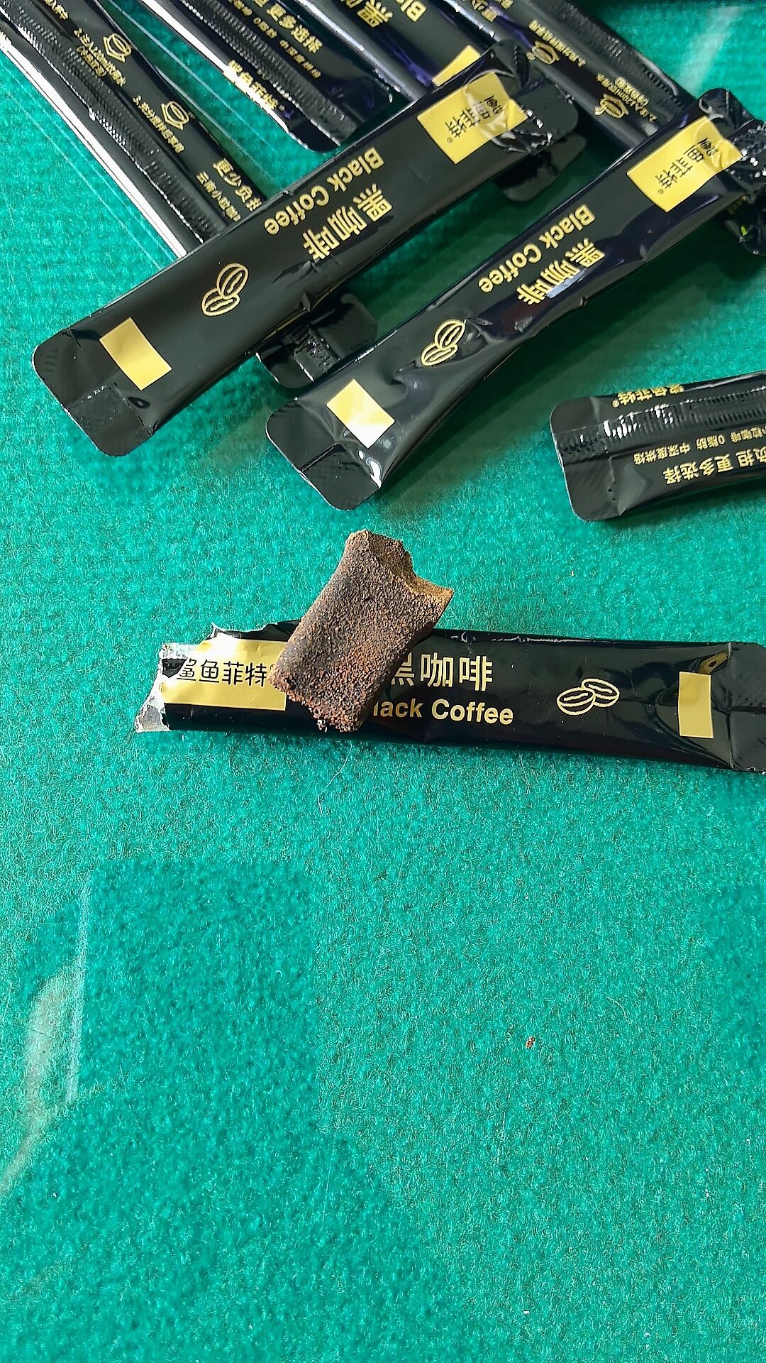咖啡粉一到夏天就结块成“水泥”?别急着扔也别急着喝:三步判断能不能要,附保存和囤货避坑