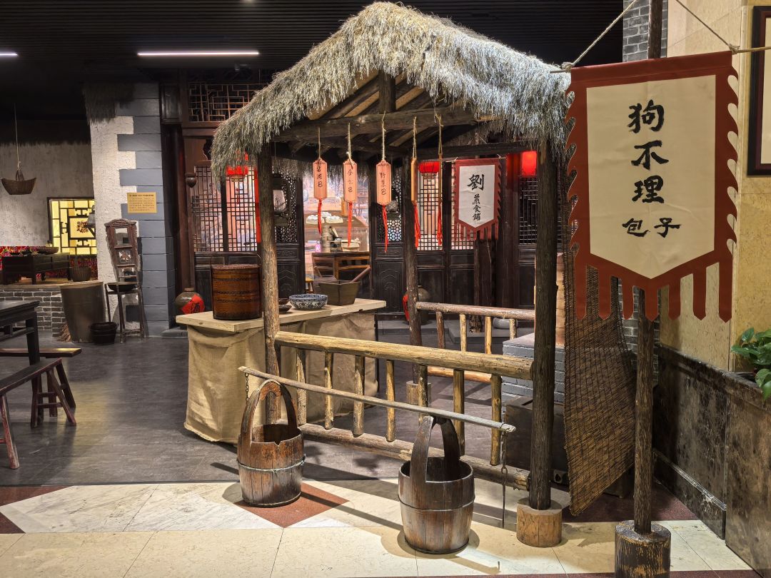 一边是“经营异常”，一边是非遗晚会和外国游客：狗不理的热搜，味道全变了